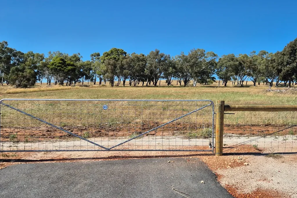 Ginginup Choice Location adjoining farmland