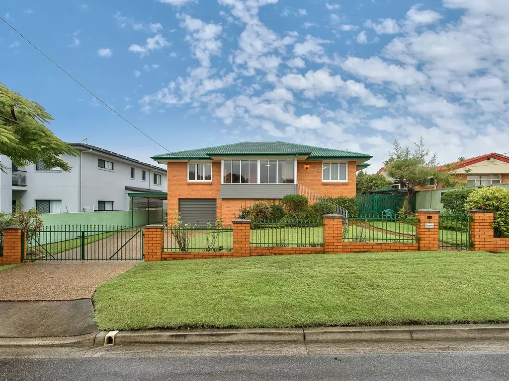 Chermside 3房 战后经典住宅 60年首售 Chermside静谧角落 宽敞主厅 日光室相伴 整洁厨房 近平627sqm地块 学区房 舒适家庭空间 Stunning First Time Sale Since 1962.