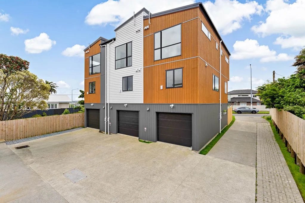 Henderson 3房 现代三层别墅，中心Henderson位置，内部通道车库，开放式起居区，阳光明媚，低维护生活，卖方极具动力！ Modern Townhouses. Urgent Sale! Present Any Offer!