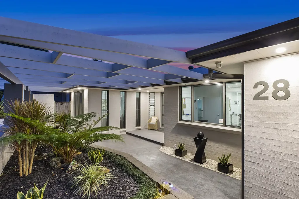 Wamberal 5房  Incredible 180degree Ocean Views with Spacious 1-bedroom Self-Contained Apartment