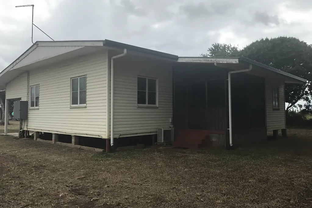Comfortable Country-Style Living Close to Town