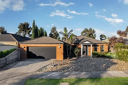 15 Masters Circuit, Roxburgh Park
