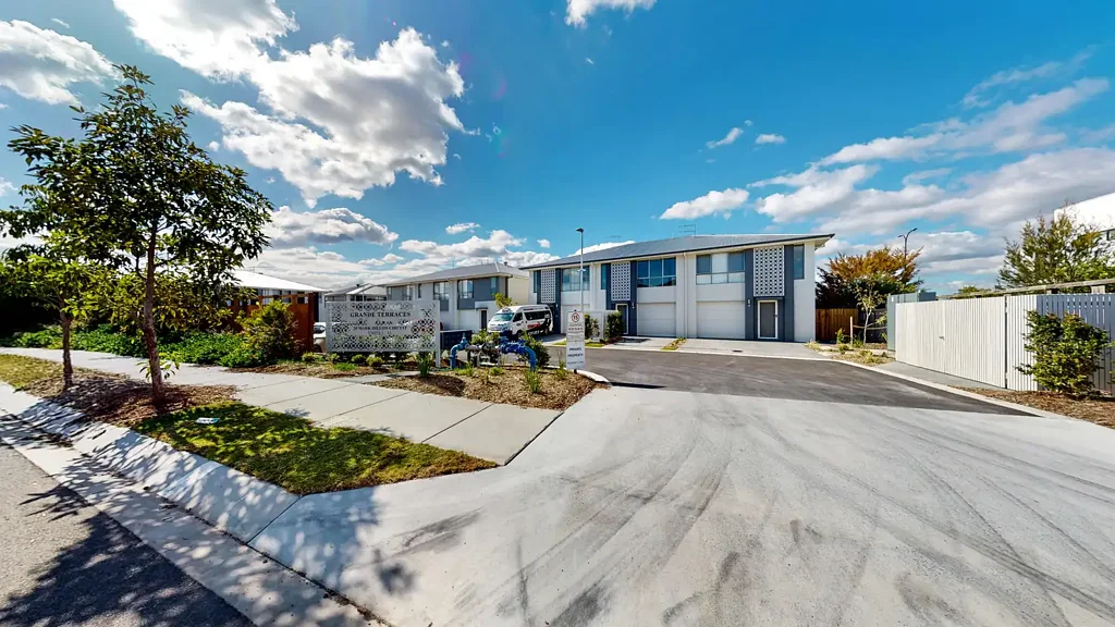 NEAR NEW 3 Bed Townhouse CONVENIENT Location