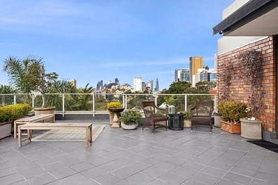 Neutral Bay 2房 令人印象深刻的顶层公寓，享有迷人的城市景观 Impressive Rooftop Apartment with Stunning City Views