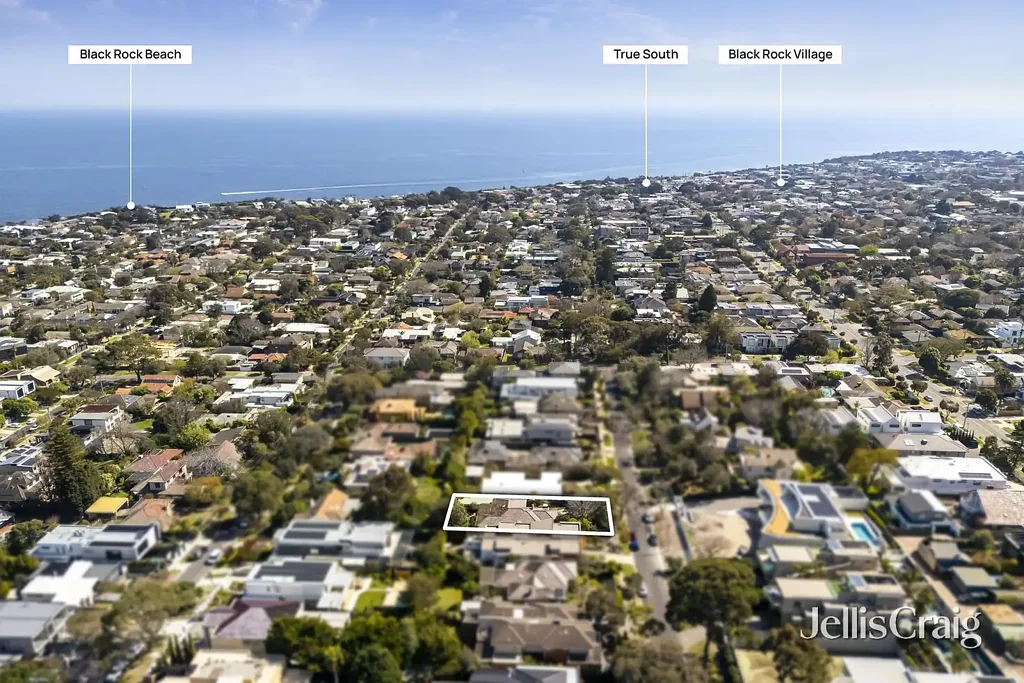 Beaumaris 5房 在备受推崇的 Bayside 地区享受宽敞的家庭生活 Generous family living in a prized Bayside location