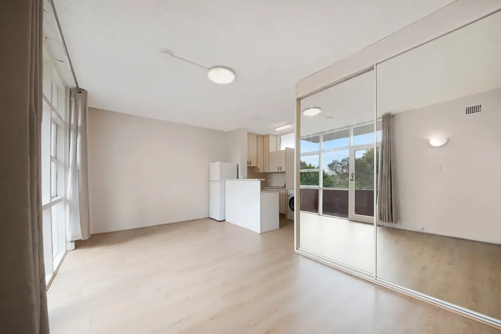 Light & airy studio apartment in prime lifestyle setting