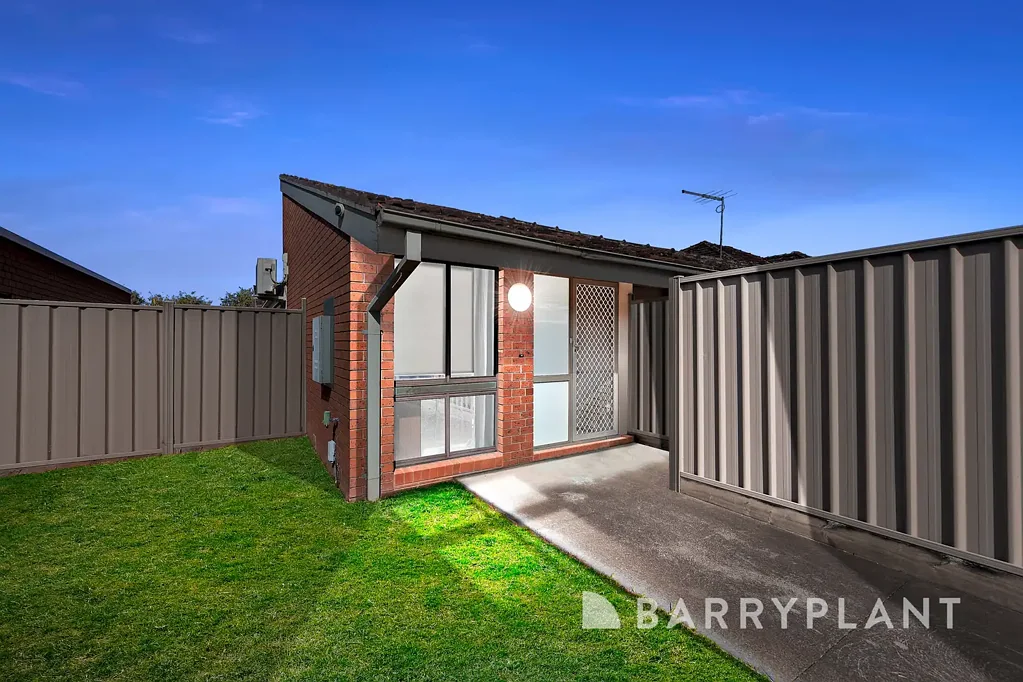 St Albans 3침실 Rare Investment Opportunity, Buy One or all Four! – Renovated 3-Bedroom Units in Prime Location