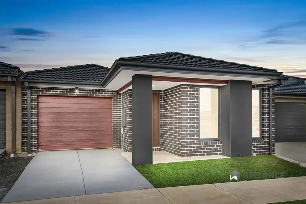 Truganina 3 Bedroom Perfect for First Home Buyers or Investors , Walking to School & Truganina Central shopping , Call Now to secure this !!!!!