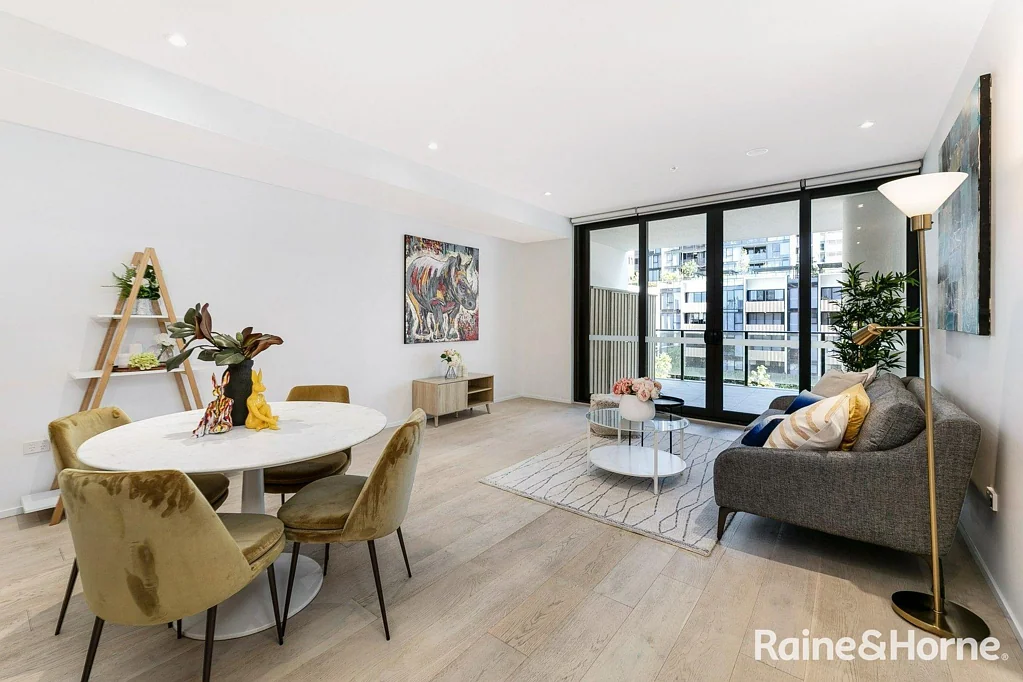 Stunning Timber Floored 3 Bedroom Apartment with Smart DoorLock High-End Finishes