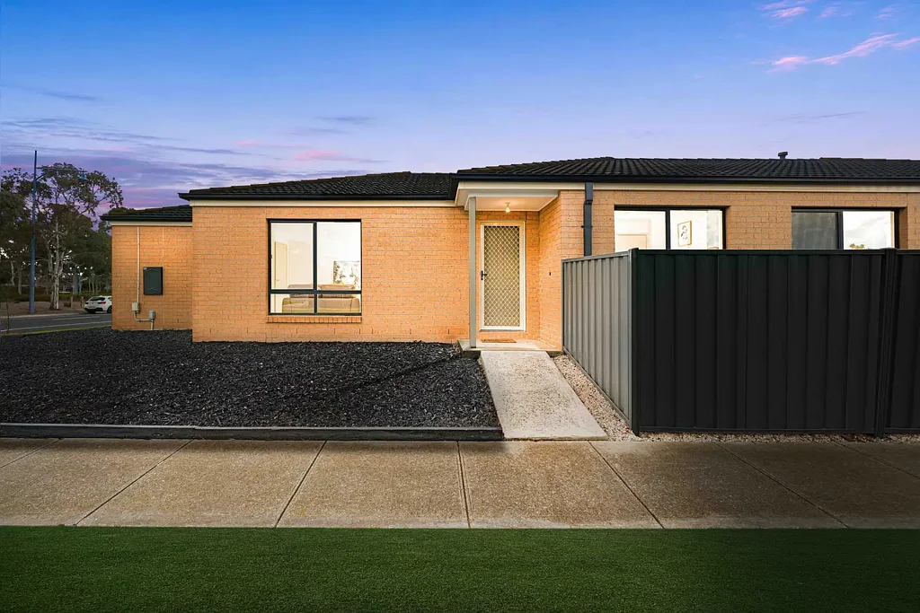 Manor Lakes 5 Bedroom PRIME MANOR LAKES LOCATION | FIVE BEDROOMS | MULTIPLE LIVING AREAS | FRESHLY PAINTED & MOVE-IN READY