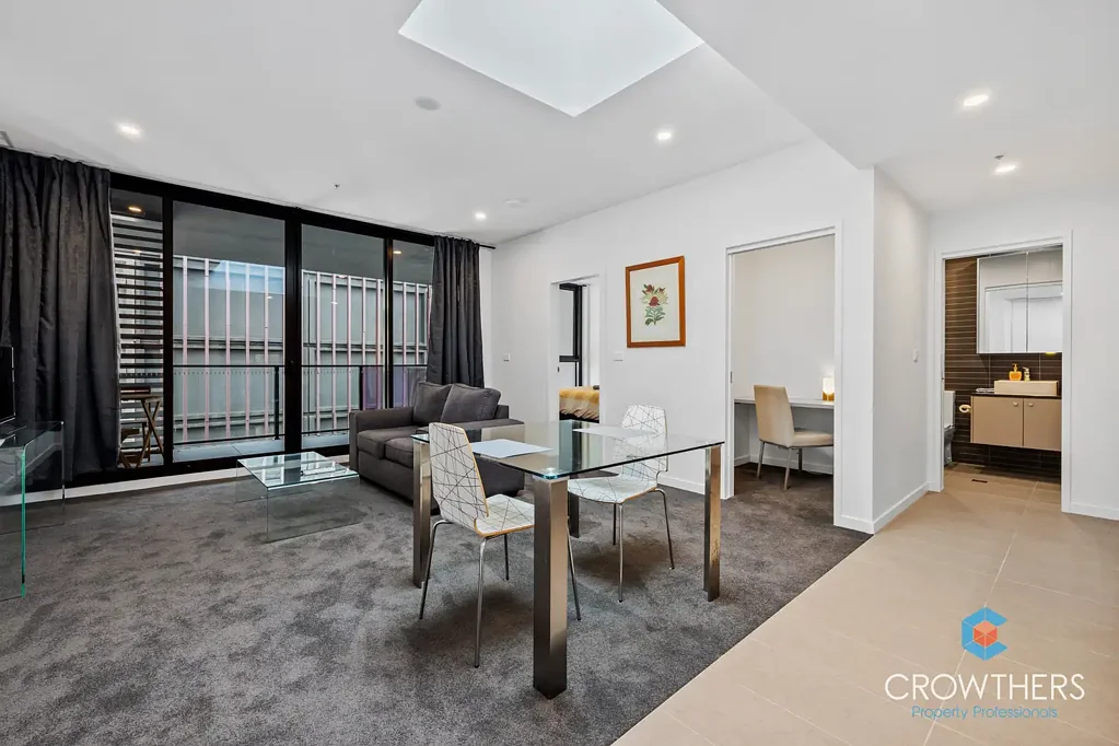 Turner 1ห้องนอน Stop: FYI 9th floor apartment with skylight/natural light.