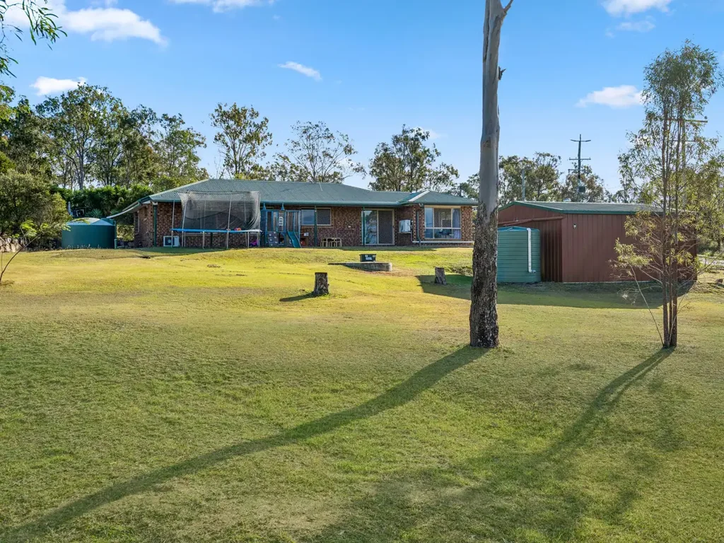 Glenore Grove 4 Slaapkamer Well-Maintained Brick Home on 6,100sqm* Corner Block
