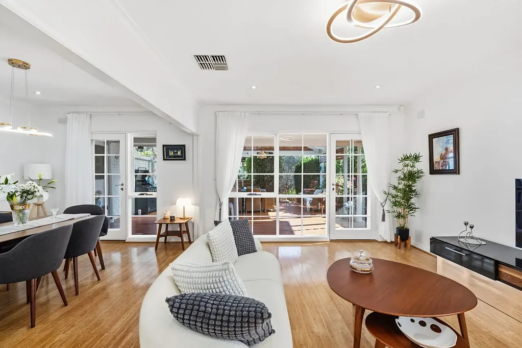 St Georges 3房  Reach for refined family living - a St Georges sanctuary with lifestyle built in…