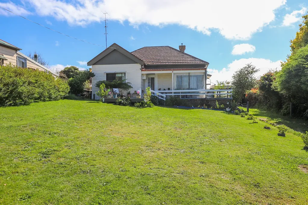Oberon 3ਬੈੱਡਰੂਮ Charming 1950s Home with Space, Character & Investment Potential