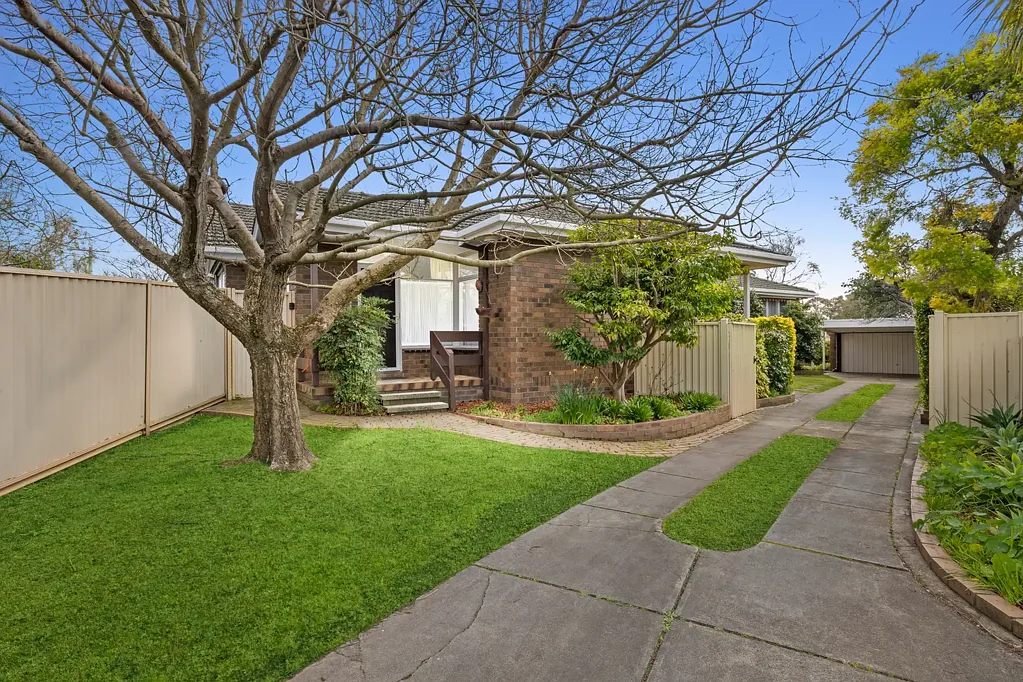 Mount Waverley 4ਬੈੱਡਰੂਮ Prime Family Living or Development Opportunity in MWSCZ – 948sqm (Approx.)