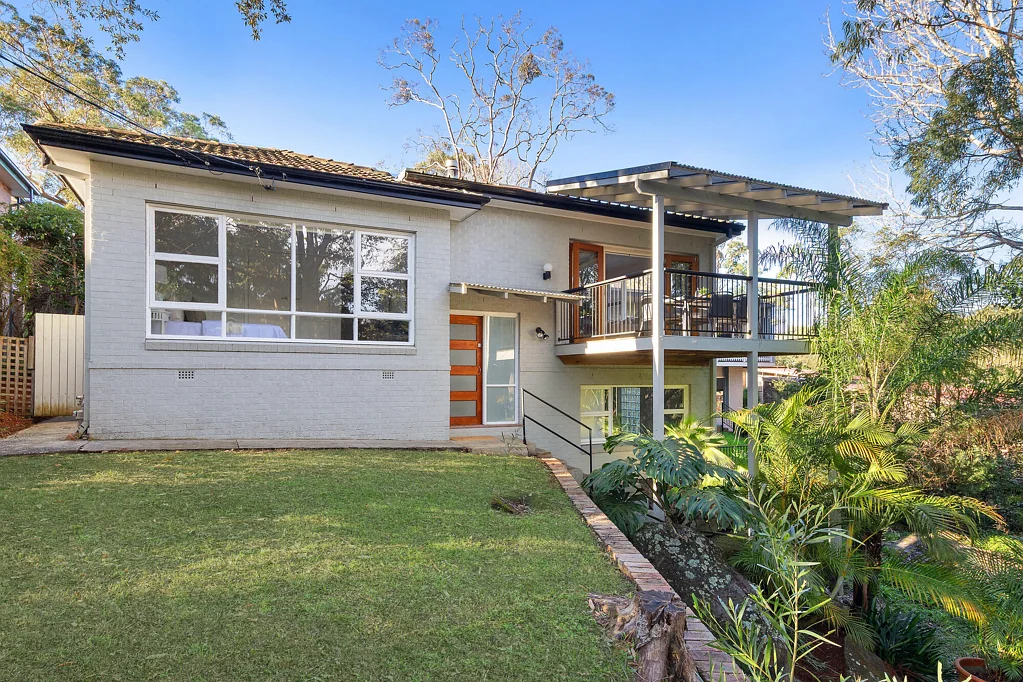 Turramurra 4Zimmer Leafy outlooks, sun-filled north-east aspect and rare rear laneway access