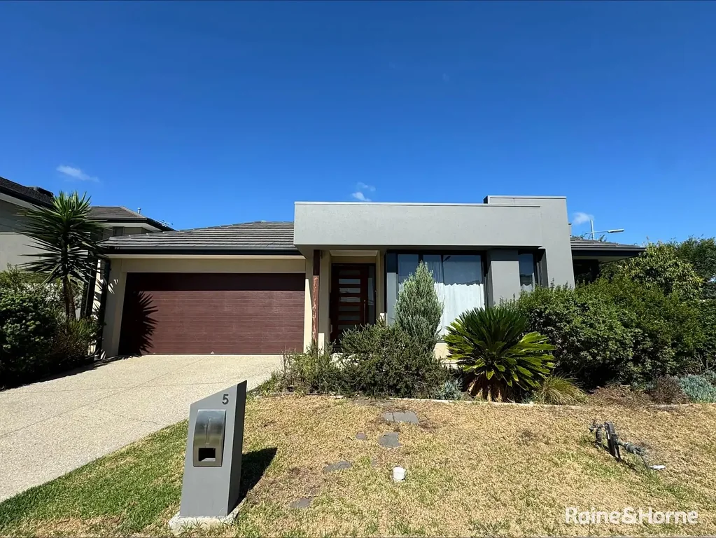 LARGE, STUNNING SINGLE-LEVEL HOME CLOSE TO TRAIN STATION!