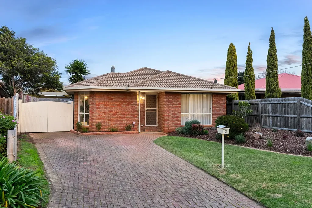 Werribee 4બેડરૂમ Renovated family home positioned in a court location moments from the Werribee River!