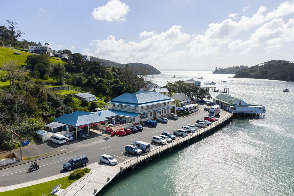Mangonui MANGONUI HOTEL, LIQUOR SHOP PLUS LAND