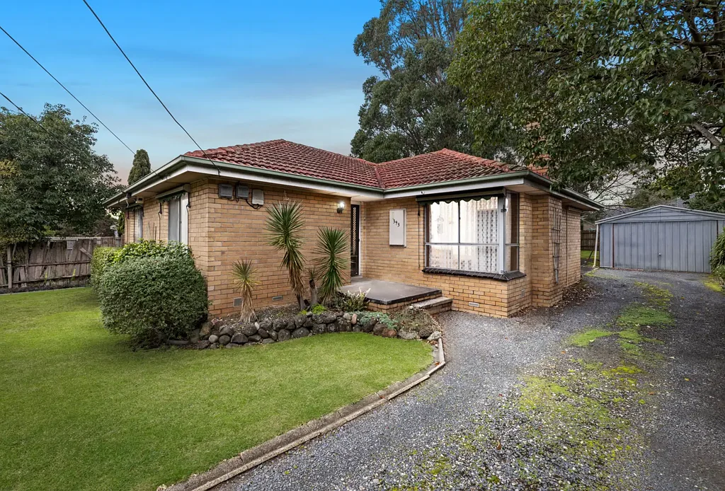 Ferntree Gully 3房 经典特色，宽敞土地，中心便利 Classic Character, Generous Land, Central Convenience