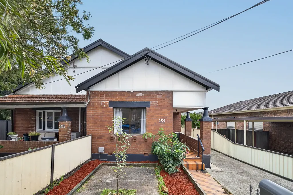 Belmore 2房 迷人的实心砖房，潜力无限 Charming Solid Brick Home with Endless Potential