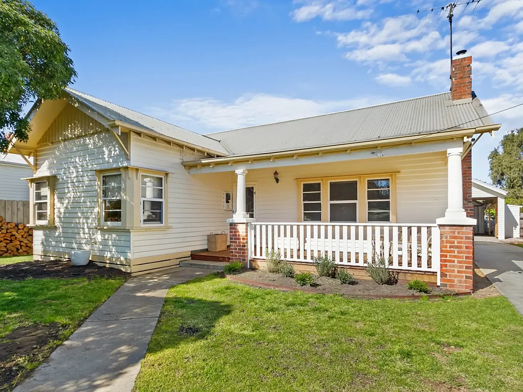 Bairnsdale 4 Bedroom CHARACTER & CHARM IN THE HEART OF BAIRNSDALE
