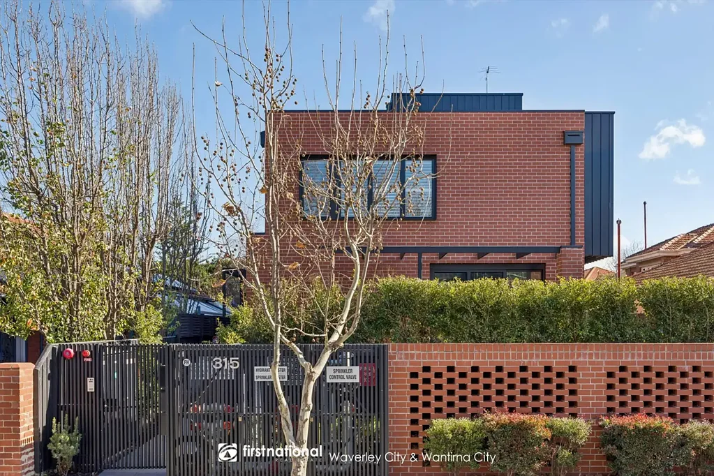 Elwood 3 Slaapkamer Tri-Level Townhouse Living in the Heart of Elwood