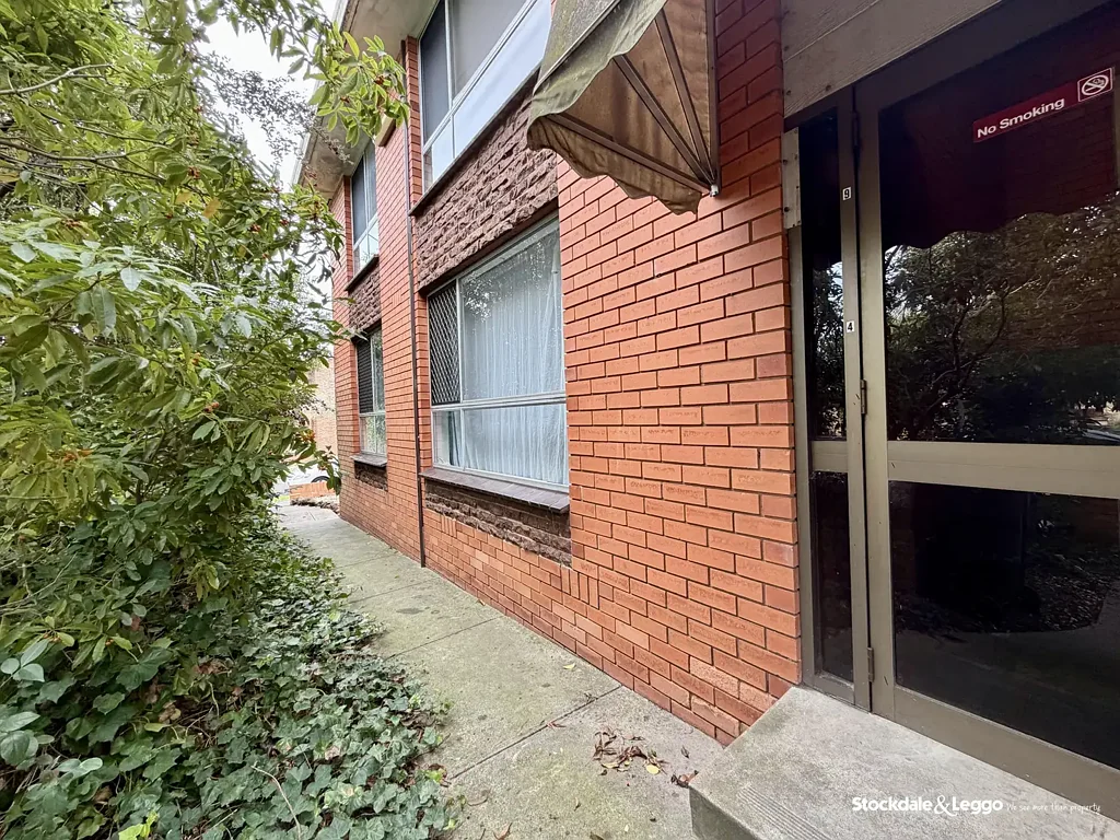 DOWNSTAIRS RENOVATED APARTMENT IN CENTRAL LOCATION