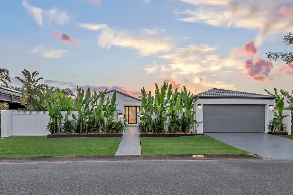 Ashmore 4Zimmer LOCATION, LOCATION ... "AS NEW", BUILDERS OWN OUTSTANDING QUALITY FAMILY HOME IN THE DESIRABLE "PARADISE RIVER" PRECINCT OF HIGHLY-SOUGHT ASHMORE !!!