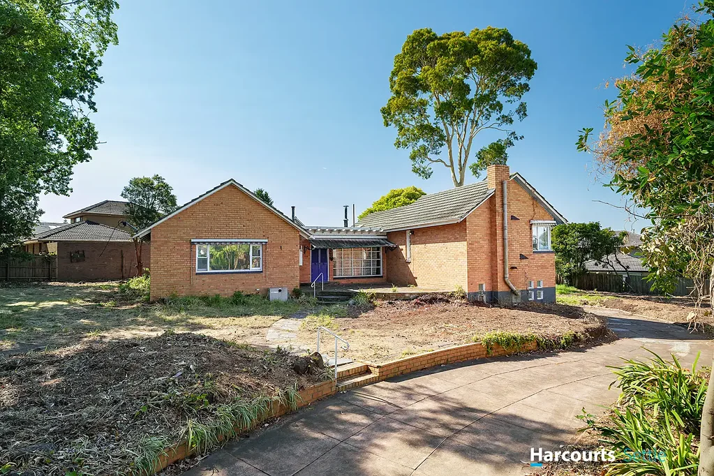 Mount Waverley 3房 {黄金后置土地 1574㎡  Mount Waverley核心 教育资源丰富 交通购物便捷 开发潜力无限} Prime Rear Land Opportunity in Mount Waverley - 1574m²