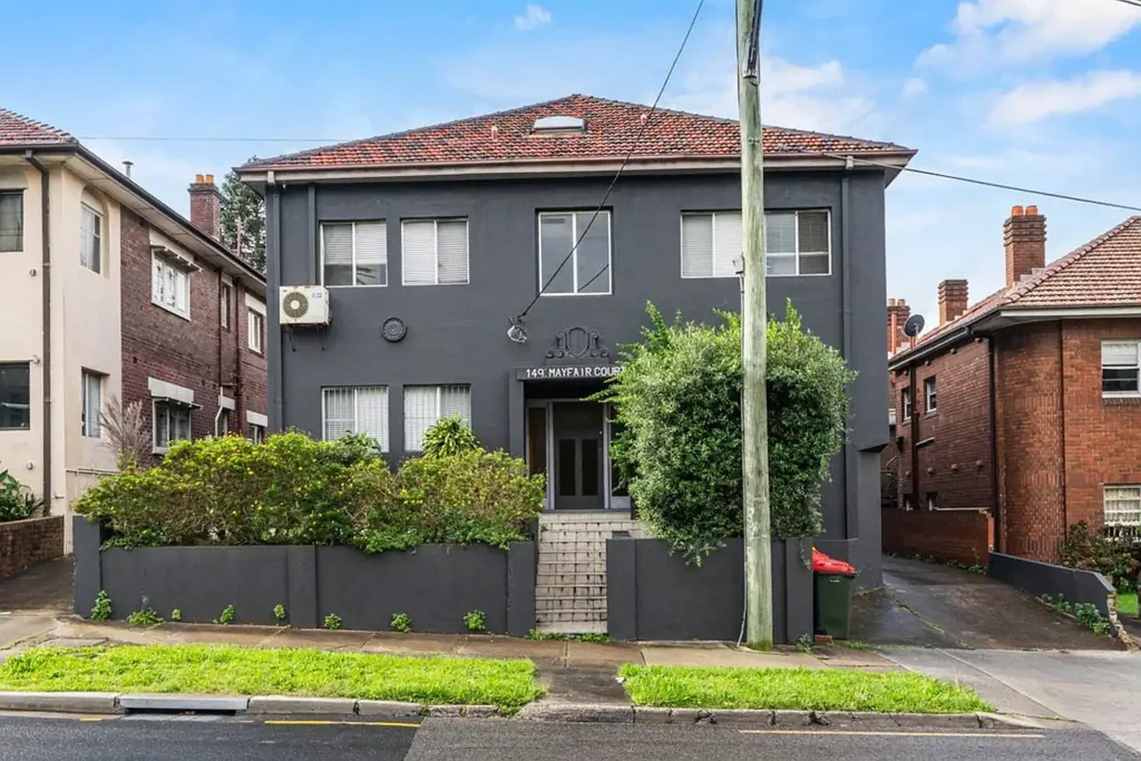 Haberfield 13房 公园前地块 4套公寓 优越投资 4套公寓 停车位 安全租赁 成熟运营商 增值潜力 交通便利 主干道近 Entire Block of 4 Apartments - 4.9% Gross Return (approx)