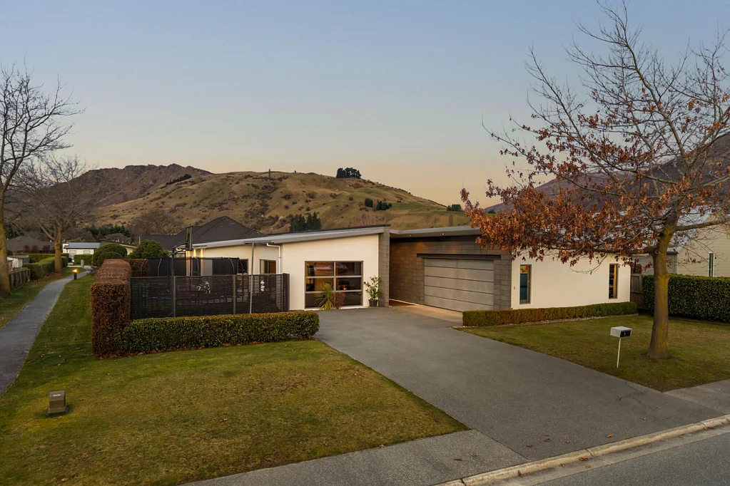 Lake Hayes Estate 4房  Expansive, Established and Exceptionally Sunny