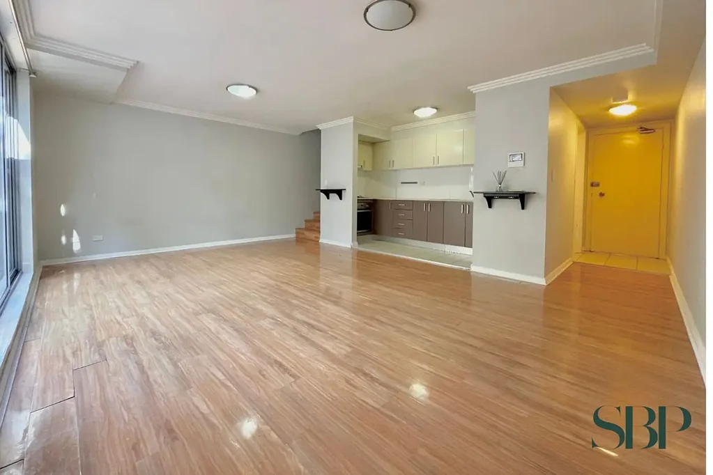 SPACIOUS 2 BEDROOM SPLIT LEVEL APARTMENT - UNFURNISHED!