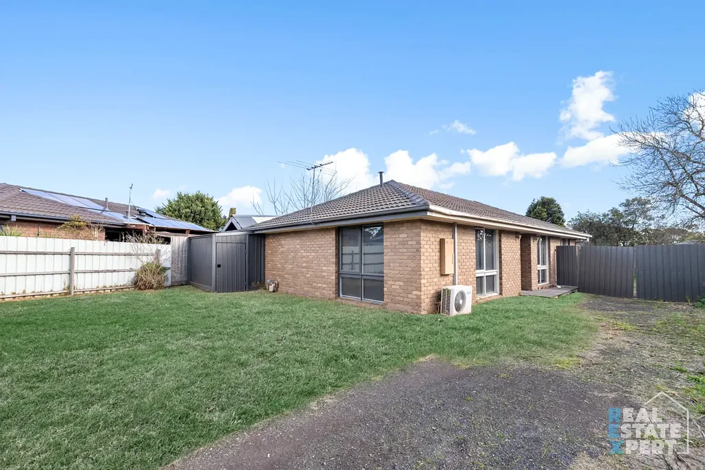 Cranbourne North 3房 3卧实用布局 私人车道便利 大型遮盖娱乐区 低维护巷道社区 步行可达优质学校 Renovator’s Delight – Front Unit with Huge Potential & Large Entertaining Area!