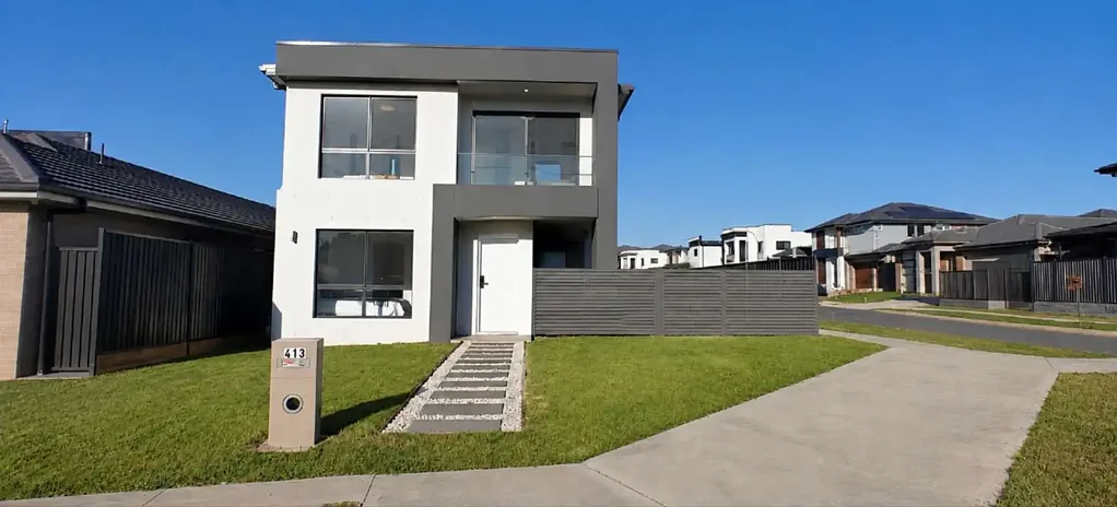 Austral 5房 全新双层住宅 368平米转角地块 五卧豪主套 现代厨房 开放式空间 低维护花园 双车库 机场近便 高速便利 Brand New 5-Bedroom Corner Home | Perfect for Multi-Generational Living