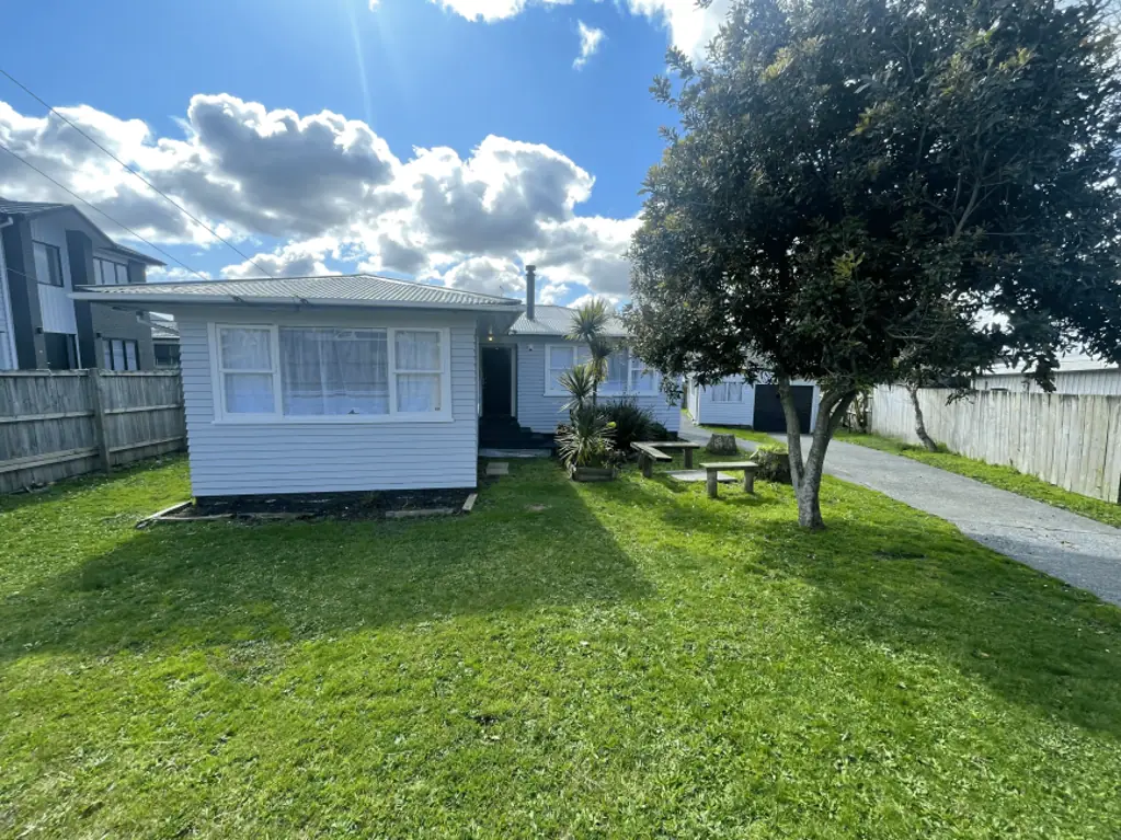 Manurewa 3房  Renovated 3-Bed Home on Generous Freehold Section