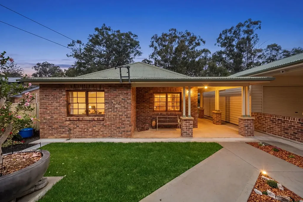 Glossodia 3房  Spacious Family Living with Exceptional Garaging & Entertaining