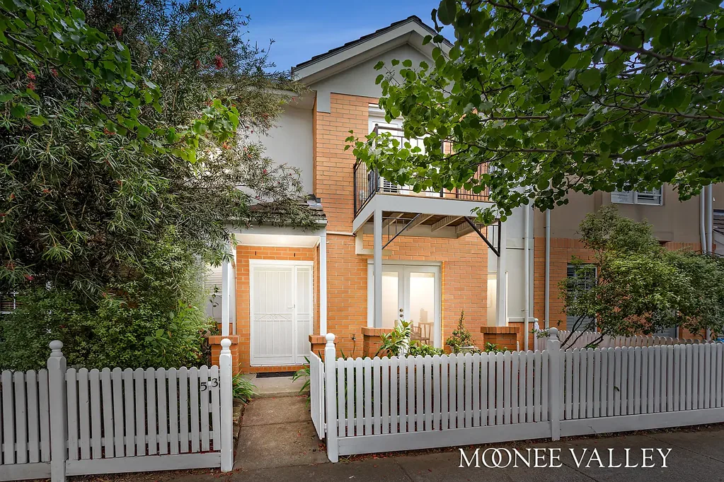 Spacious Living In River Precinct!