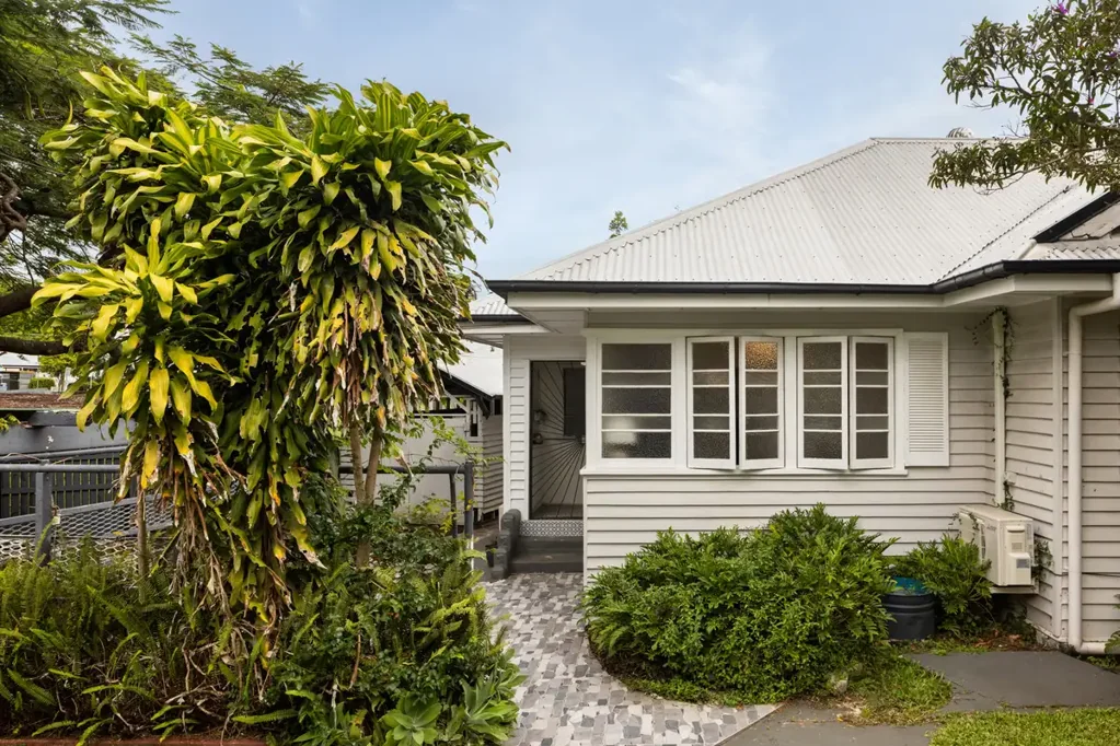 Annerley 3Phòng ngủ Charming Post-War Home on a Stunning 645m² Parkside Block
