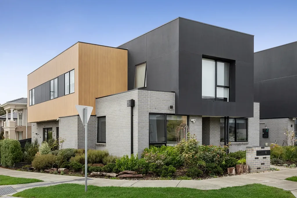Burwood East 5房 现代风格住宅 5卧室宽敞布局 精装修开放式设计 阳光户外休闲区 时尚厨房高端电器 主套房独立卫浴 优越地理位置 Burwood Brickworks社区 Elegant Living in the Heart of Burwood East
