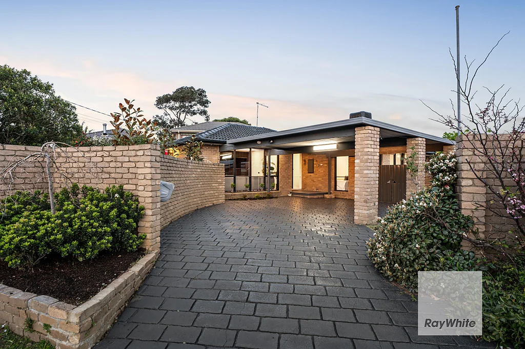 5 Leura Court, Gladstone Park, VIC 3043