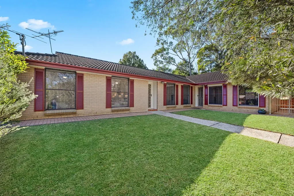 Berowra 4房 宽敞单层砖房 短步距火车站 两大起居区 巨大主套房 三卧双浴 全新厨餐 两台空调 覆盖娱乐区 巨车库储藏 Spacious and Immaculate Single-Level Home