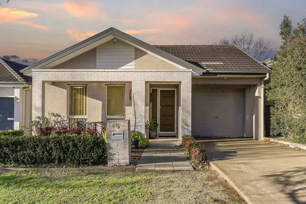 5 Carlton Road, Campbelltown, NSW 2560