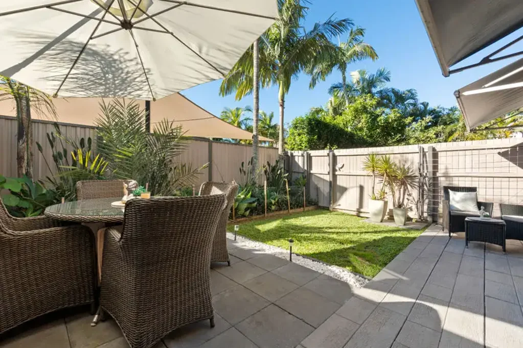 Labrador 2房  Renovated Coastal Townhouse Just Moments From The Broadwater