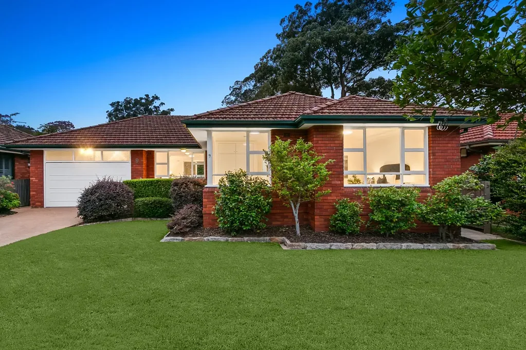 Beecroft 4房 阳光满溢空间 738.9㎡矩形地块 硬木地板 高天花板 现代厨房 宁静卧室 学校环绕 步行便利 Perfect rectangular level 738.9sqm block and family home