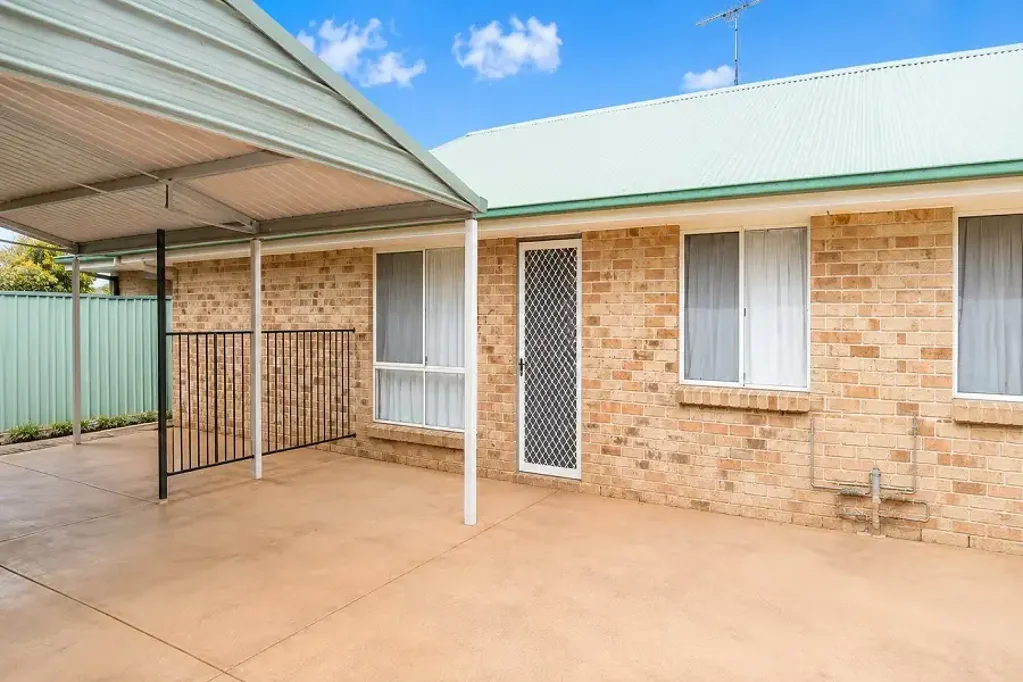 Modern 2 Bedroom Unit with Private Courtyard