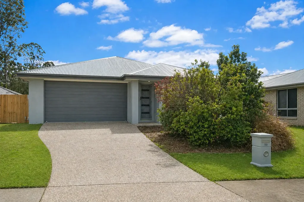 Bannockburn 4房 宽敞四卧  双车位安全  独立客厅空间  主卧带空调  448m²地块  阳光阳台  近Bannockburn村  便利学校  无缝交通连接 Space Where It Matters. Connection Where You Need It.