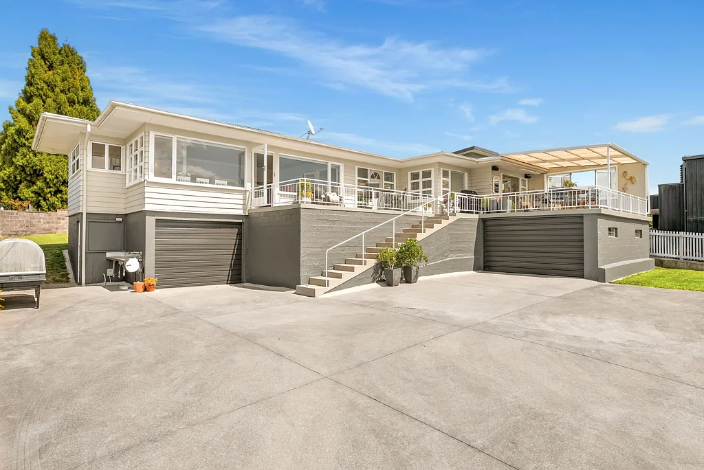 Otumoetai 3ਬੈੱਡਰੂਮ Elevated Sun-Drenched Living with Unrivalled Views