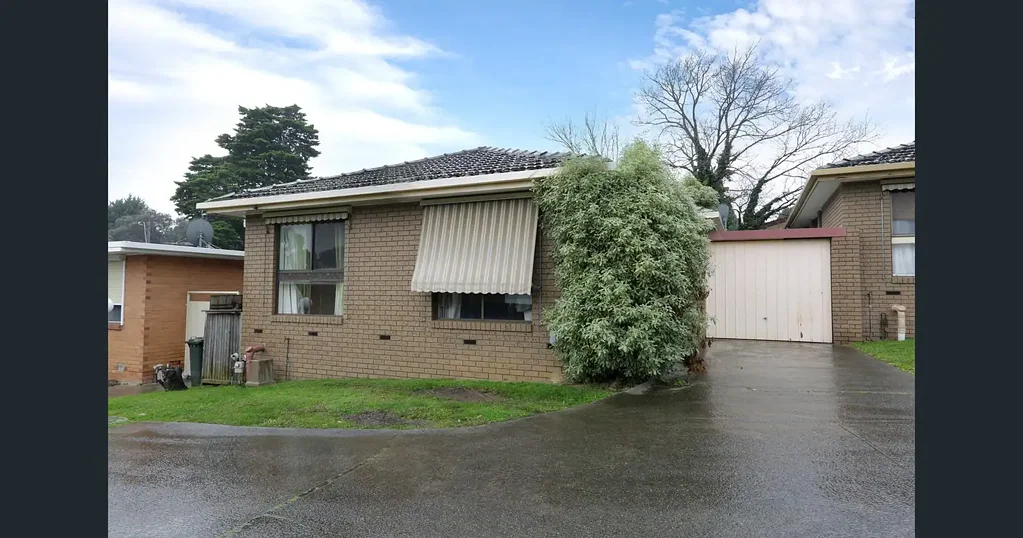 Spacious 2-Bedroom Unit | Walk to Bus, Shops & Schools | Minutes to Monash University