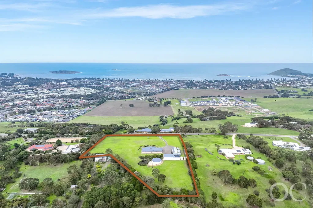 Waitpinga 4房  Open the Door to Panoramic Coastal Living on Five Stunning Acres